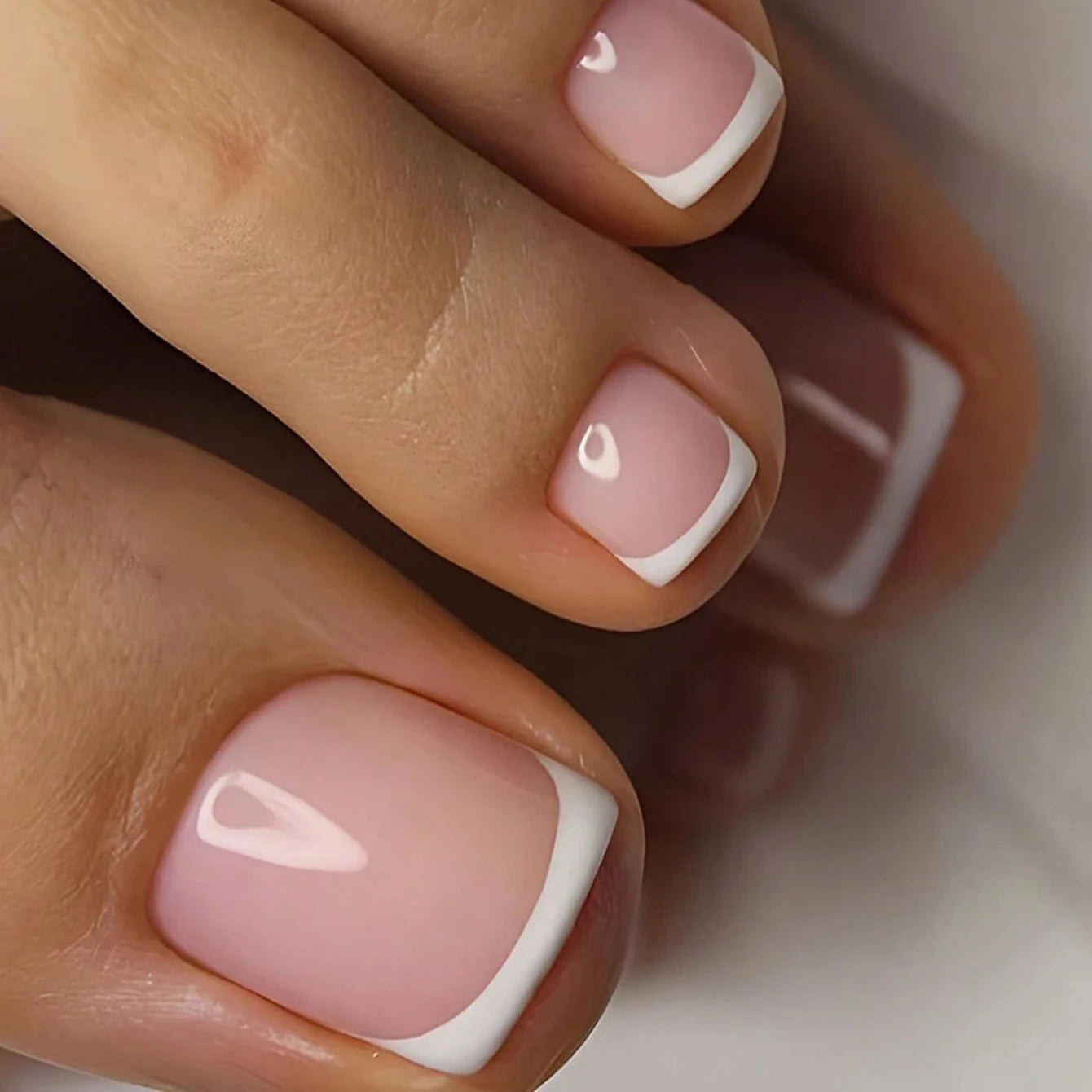 Faux Ongles Carrés/Ronds Français – Manucure Élégante & Professionnelle à Domicile (24 pièces)